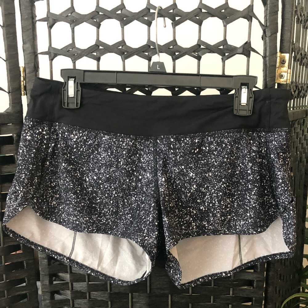 LULULEMON speed up 2.5 shorts - black and white pattern